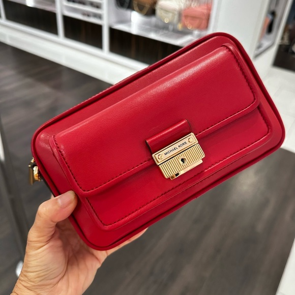 Michael Kors Bradshaw Medium Pocket Camera Crossbody, Multiple Options - Picture 3 of 13